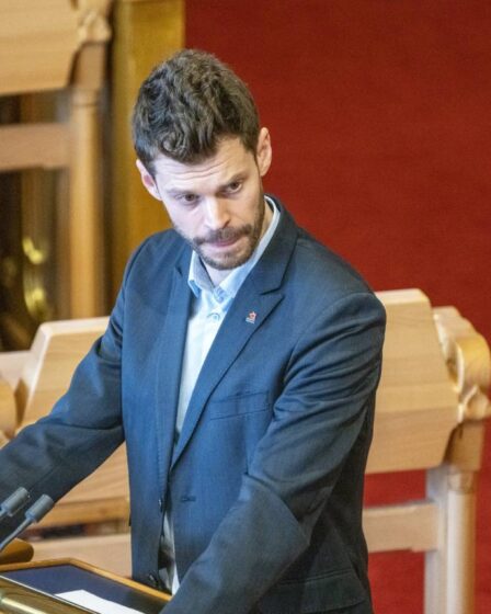 Moxnes pense que Solberg a violé la Constitution norvégienne en signant l'accord sur le vaccin JPA 5 Moxnes pense que Solberg a violé la Constitution norvégienne en signant l'accord sur le vaccin JPA - 4