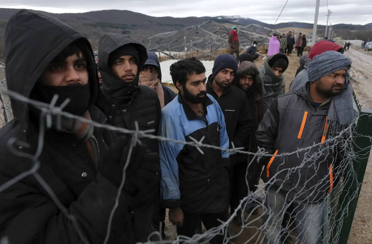 La Bosnie est en train de construire un nouveau camp de tentes pour les migrants après que l'ancien a été incendié la veille de Noël - 3