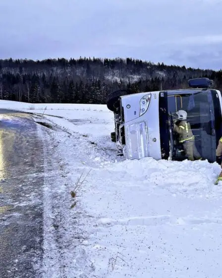 PHOTO: un bus scolaire glisse hors de la route à Tønsberg, cinq personnes s'échappent par la trappe de toit 14 PHOTO: un bus scolaire glisse hors de la route à Tønsberg, cinq personnes s'échappent par la trappe de toit - 13