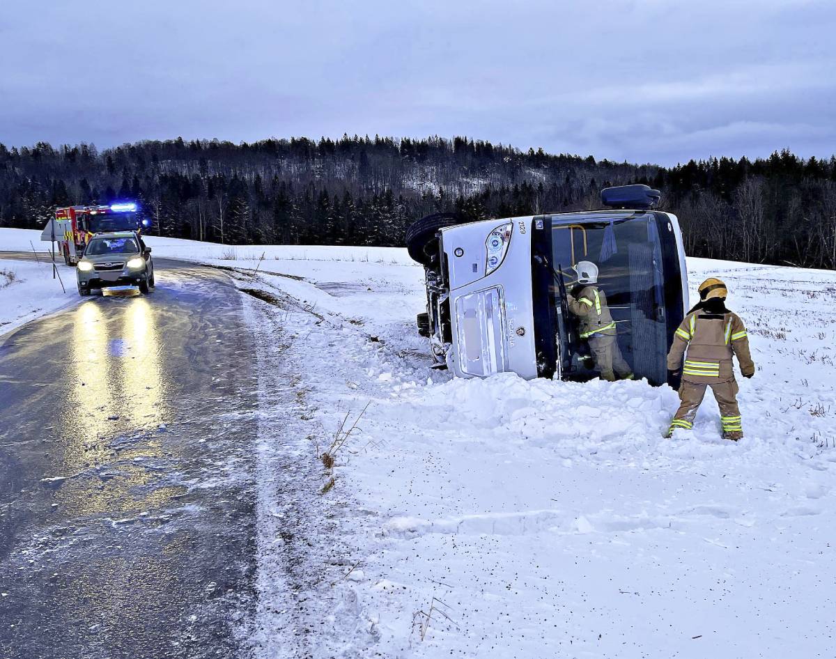 PHOTO: un bus scolaire glisse hors de la route à Tønsberg, cinq personnes s'échappent par la trappe de toit - 7