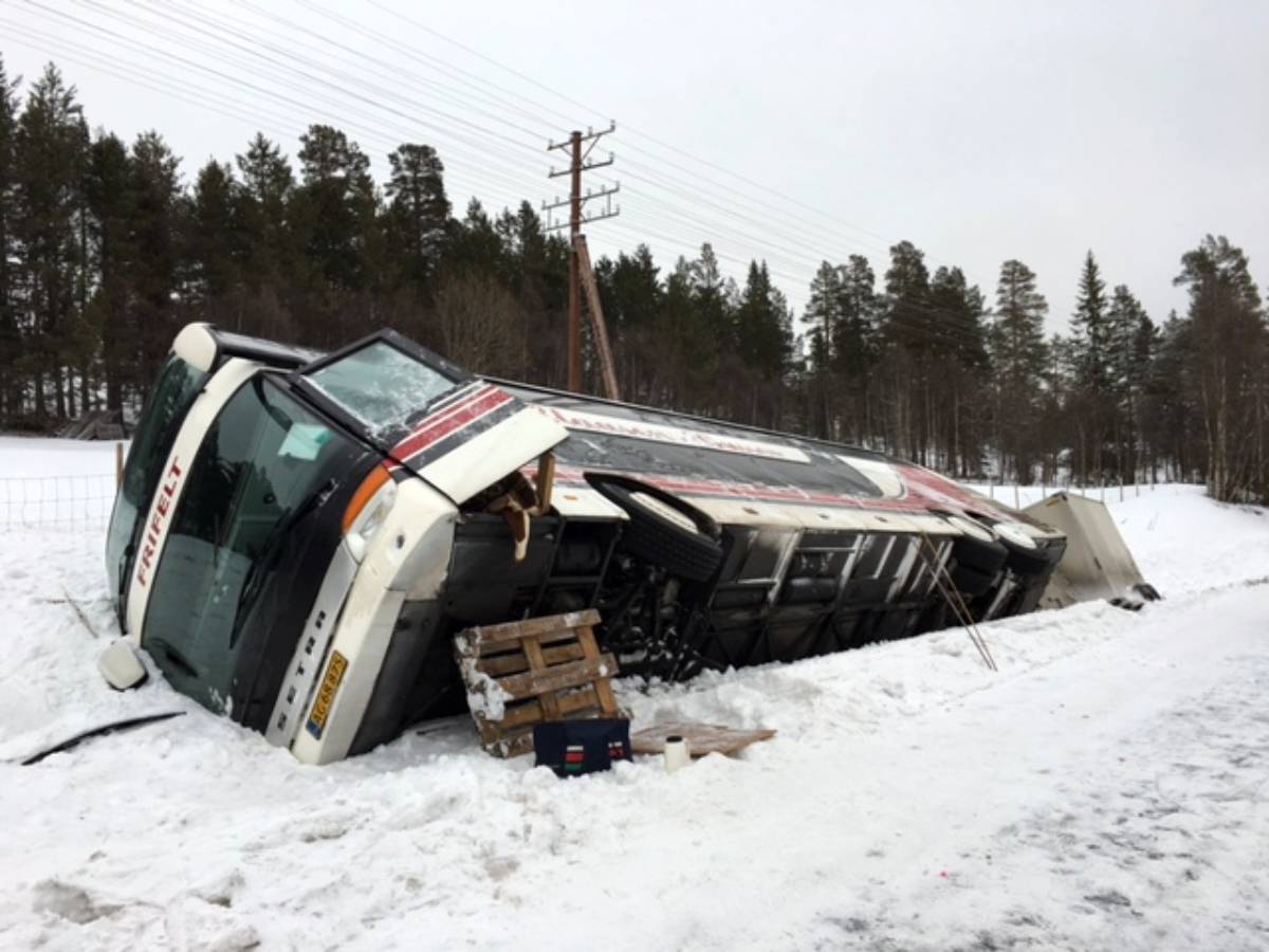 Le bus se retourne à Fredrikstad, les autorités préviennent: "Les routes sont très glissantes, conduisez en conséquence" 4 Le bus se retourne à Fredrikstad, les autorités préviennent: "Les routes sont très glissantes, conduisez en conséquence" - 3