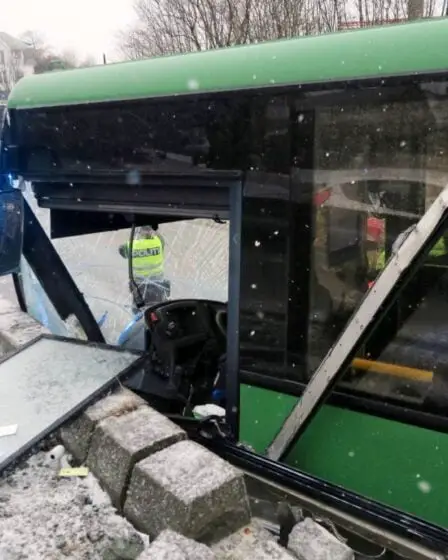 Le bus glisse hors de la route et dans une paroi rocheuse à Tromsø 19 Le bus glisse hors de la route et dans une paroi rocheuse à Tromsø - 18