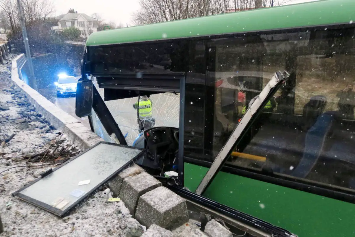 Le bus glisse hors de la route et dans une paroi rocheuse à Tromsø 4 Le bus glisse hors de la route et dans une paroi rocheuse à Tromsø - 3