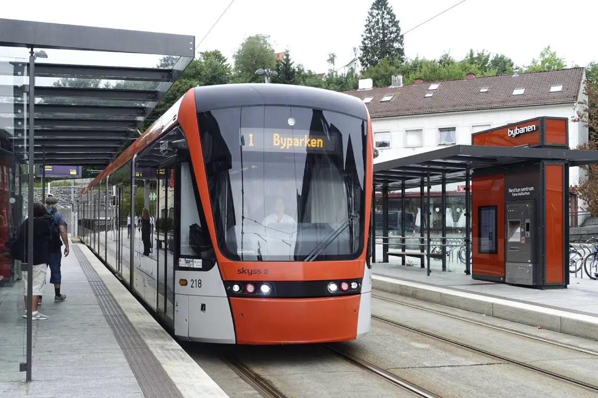 Une femme meurt sur place après avoir été heurtée par un tramway léger à Bergen 4 Une femme meurt sur place après avoir été heurtée par un tramway léger à Bergen - 3