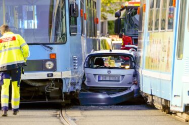 PHOTO: une voiture coincée entre deux tramways à Oslo - 26