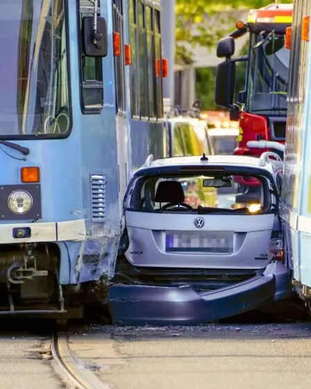 PHOTO: une voiture coincée entre deux tramways à Oslo 2 PHOTO: une voiture coincée entre deux tramways à Oslo - 1