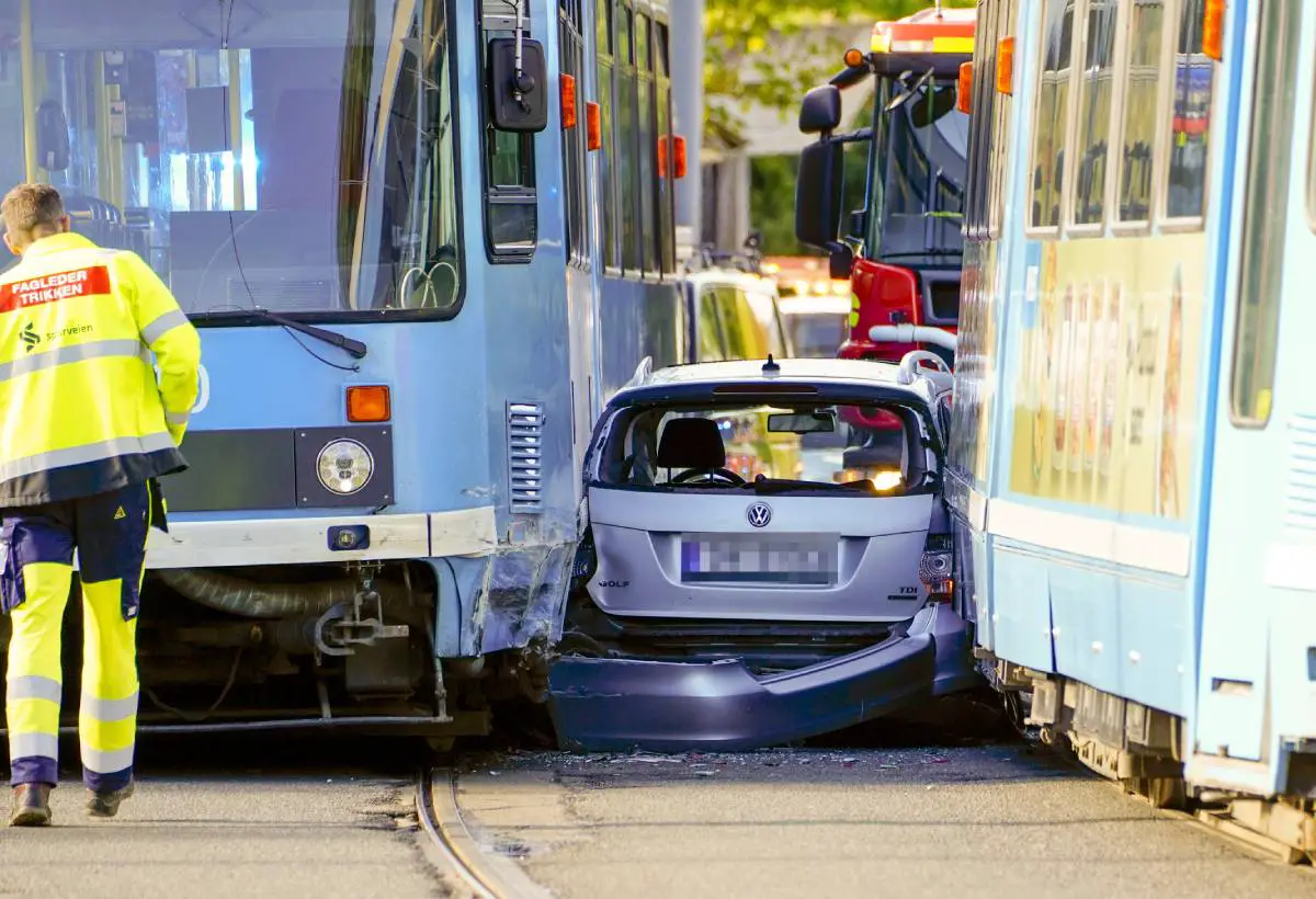 PHOTO: une voiture coincée entre deux tramways à Oslo 8 PHOTO: une voiture coincée entre deux tramways à Oslo - 7
