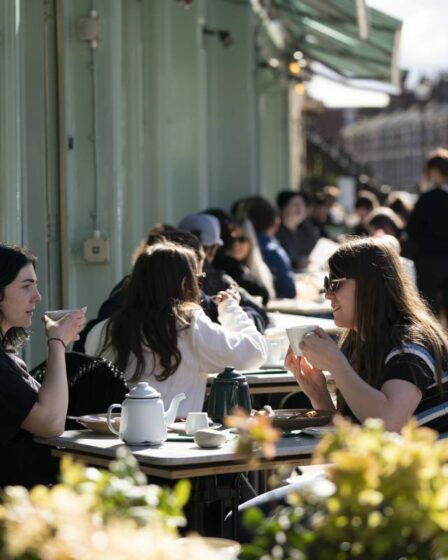 L'Angleterre commence à rouvrir: les magasins, les coiffeurs, les gymnases, les bibliothèques et les cafés en plein air se remettent au travail 20 L'Angleterre commence à rouvrir: les magasins, les coiffeurs, les gymnases, les bibliothèques et les cafés en plein air se remettent au travail - 19