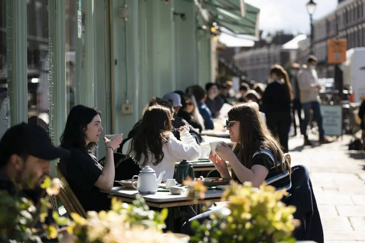 L'Angleterre commence à rouvrir: les magasins, les coiffeurs, les gymnases, les bibliothèques et les cafés en plein air se remettent au travail 4 L'Angleterre commence à rouvrir: les magasins, les coiffeurs, les gymnases, les bibliothèques et les cafés en plein air se remettent au travail - 3