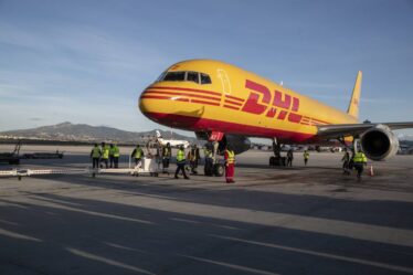 Le premier avion DHL Express avec des vaccins corona a atterri en Norvège - 16