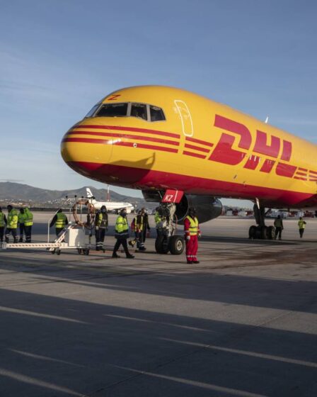 Le premier avion DHL Express avec des vaccins corona a atterri en Norvège 2 Le premier avion DHL Express avec des vaccins corona a atterri en Norvège - 1