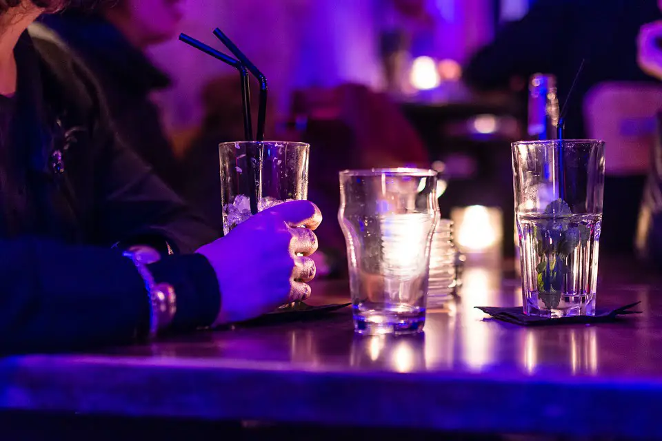 Les employés du secteur privé boivent plus d'alcool au travail 6 Les employés du secteur privé boivent plus d'alcool au travail - 5