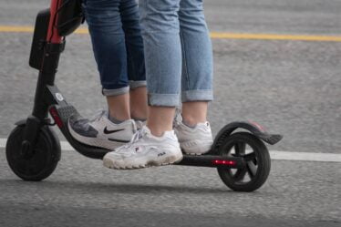 Avoir plus d'une personne sur un scooter électrique pourrait entraîner une amende de 3000 couronnes à partir du 18 mai - 20