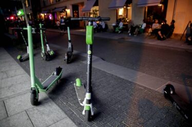 Le Parti du centre de la Norvège veut interdire les scooters électriques des trottoirs - 16