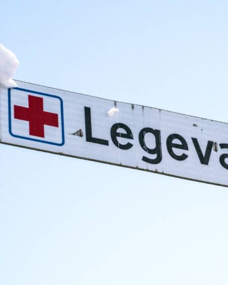 Un employé de l'Église se coupe le doigt alors qu'il s'occupe du cimetière de Hønefoss 2 Un employé de l'Église se coupe le doigt alors qu'il s'occupe du cimetière de Hønefoss - 1