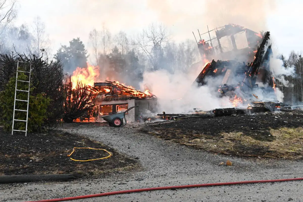 PHOTO: un homme d'une quarantaine d'années retrouvé mort après un incendie à Romerike. La police décrit la mort comme suspecte 8 PHOTO: un homme d'une quarantaine d'années retrouvé mort après un incendie à Romerike. La police décrit la mort comme suspecte - 7