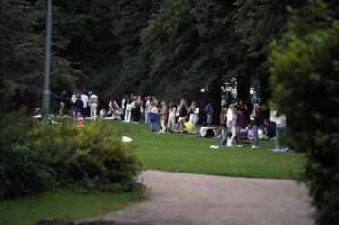 Des milliers de personnes se sont rassemblées dans les parcs d'Oslo pendant le week-end: "Pas beaucoup d'attention aux règles d'infection" - 16