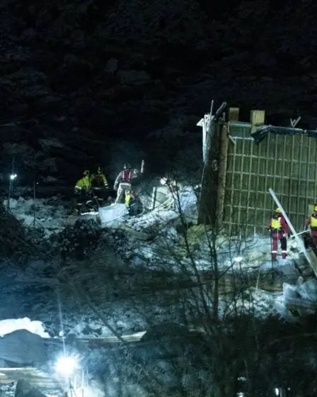 Les équipes de sauvetage ont fouillé la zone de glissement de terrain à Gjerdrum toute la nuit, mais aucun survivant n'a été retrouvé. 26 Les équipes de sauvetage ont fouillé la zone de glissement de terrain à Gjerdrum toute la nuit, mais aucun survivant n'a été retrouvé. - 25