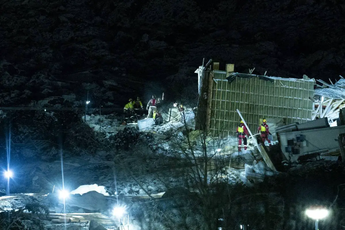 Les équipes de sauvetage ont fouillé la zone de glissement de terrain à Gjerdrum toute la nuit, mais aucun survivant n'a été retrouvé. 4 Les équipes de sauvetage ont fouillé la zone de glissement de terrain à Gjerdrum toute la nuit, mais aucun survivant n'a été retrouvé. - 3