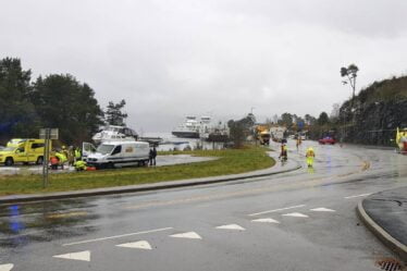 PHOTO Quatre piétons heurtés en voiture sur le quai des ferries à Kvinnherad, un est grièvement blessé - 20
