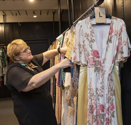 Grande a rendu visite à l'entrepreneur de location de robes 5 Grande a rendu visite à l'entrepreneur de location de robes - 4