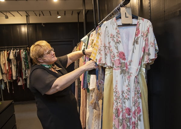 Grande a rendu visite à l'entrepreneur de location de robes 6 Grande a rendu visite à l'entrepreneur de location de robes - 5