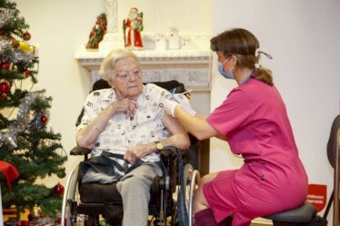 PHOTO: La première personne vaccinée contre la corona en Suède? Gun-Britt Johansson, 91 ans - 16