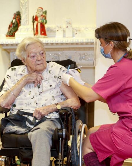 PHOTO: La première personne vaccinée contre la corona en Suède? Gun-Britt Johansson, 91 ans 2 PHOTO: La première personne vaccinée contre la corona en Suède? Gun-Britt Johansson, 91 ans - 1