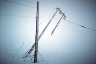 Au moins 16 mâts haute tension sont tombés à Rjukan. Il faudra plusieurs jours pour récupérer le courant - 16