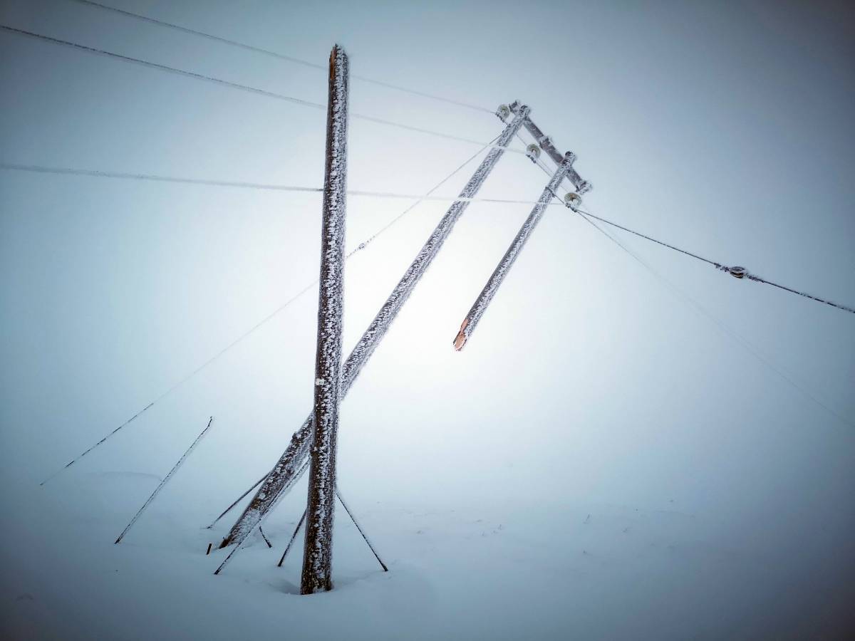 Au moins 16 mâts haute tension sont tombés à Rjukan. Il faudra plusieurs jours pour récupérer le courant 4 Au moins 16 mâts haute tension sont tombés à Rjukan. Il faudra plusieurs jours pour récupérer le courant - 3