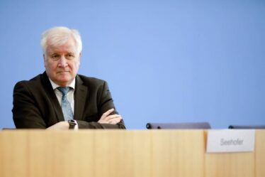 Le ministre allemand Horst Seehofer dit qu'il ne veut pas prendre le vaccin AstraZeneca - 20