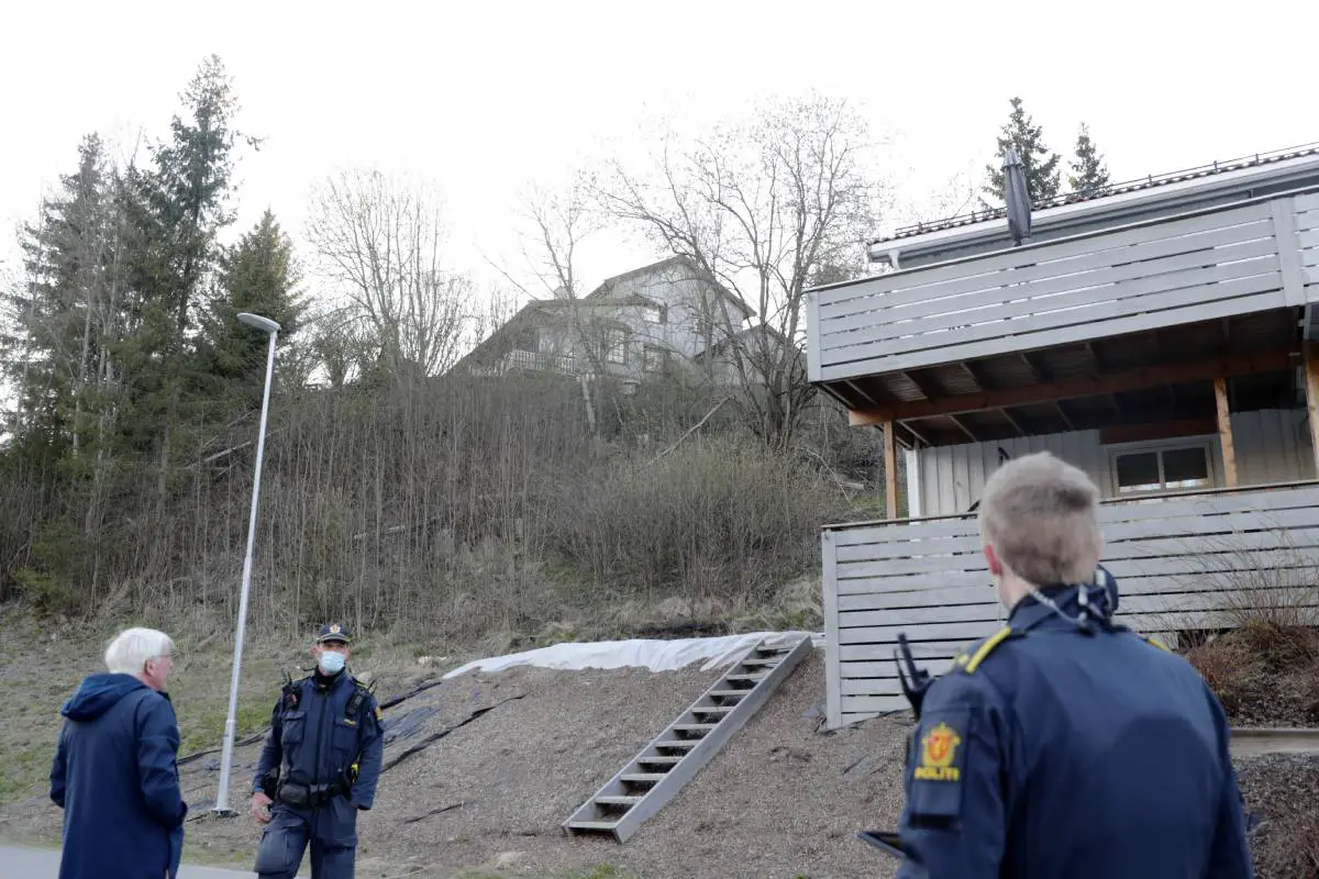 PHOTO: la maison et le garage s'enfoncent dans le sol à Skjetten, trois maisons évacuées - 3