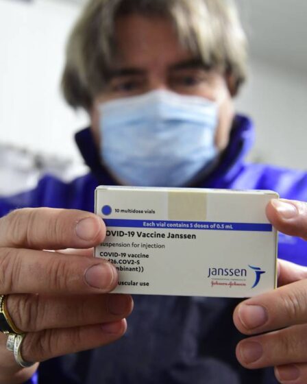 Johnson & Johnson reporte l'introduction de son vaccin corona en Europe - 19