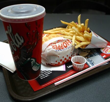 La chaîne Burger laisse tomber des jouets en plastique dans les repas des enfants 8 La chaîne Burger laisse tomber des jouets en plastique dans les repas des enfants - 7