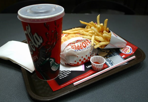 La chaîne Burger laisse tomber des jouets en plastique dans les repas des enfants 6 La chaîne Burger laisse tomber des jouets en plastique dans les repas des enfants - 5