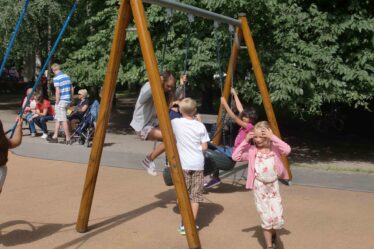 Jardin d'enfants avec mur de verre contre la saleté et les ordures - 18