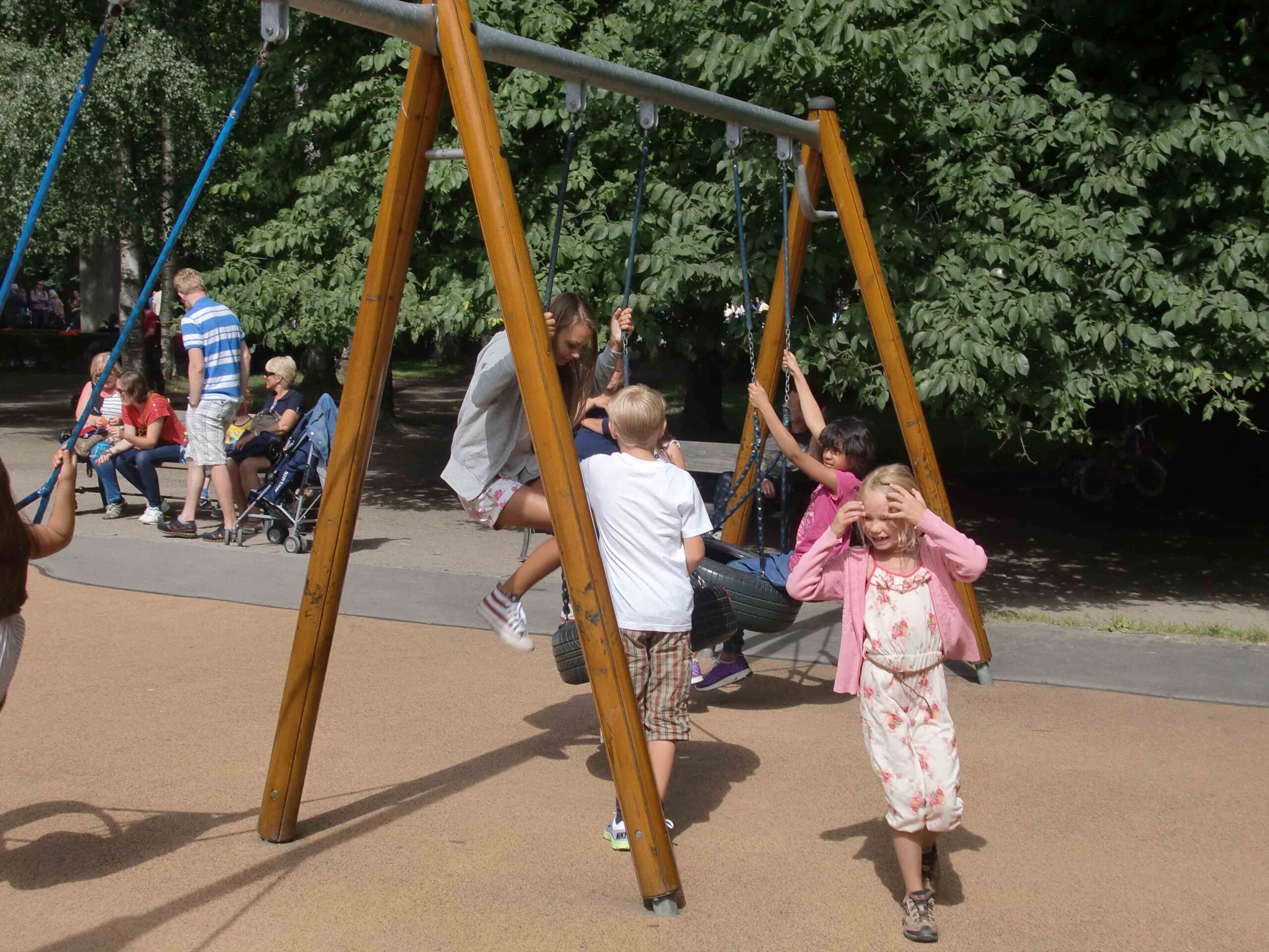 Jardin d'enfants avec mur de verre contre la saleté et les ordures - 5