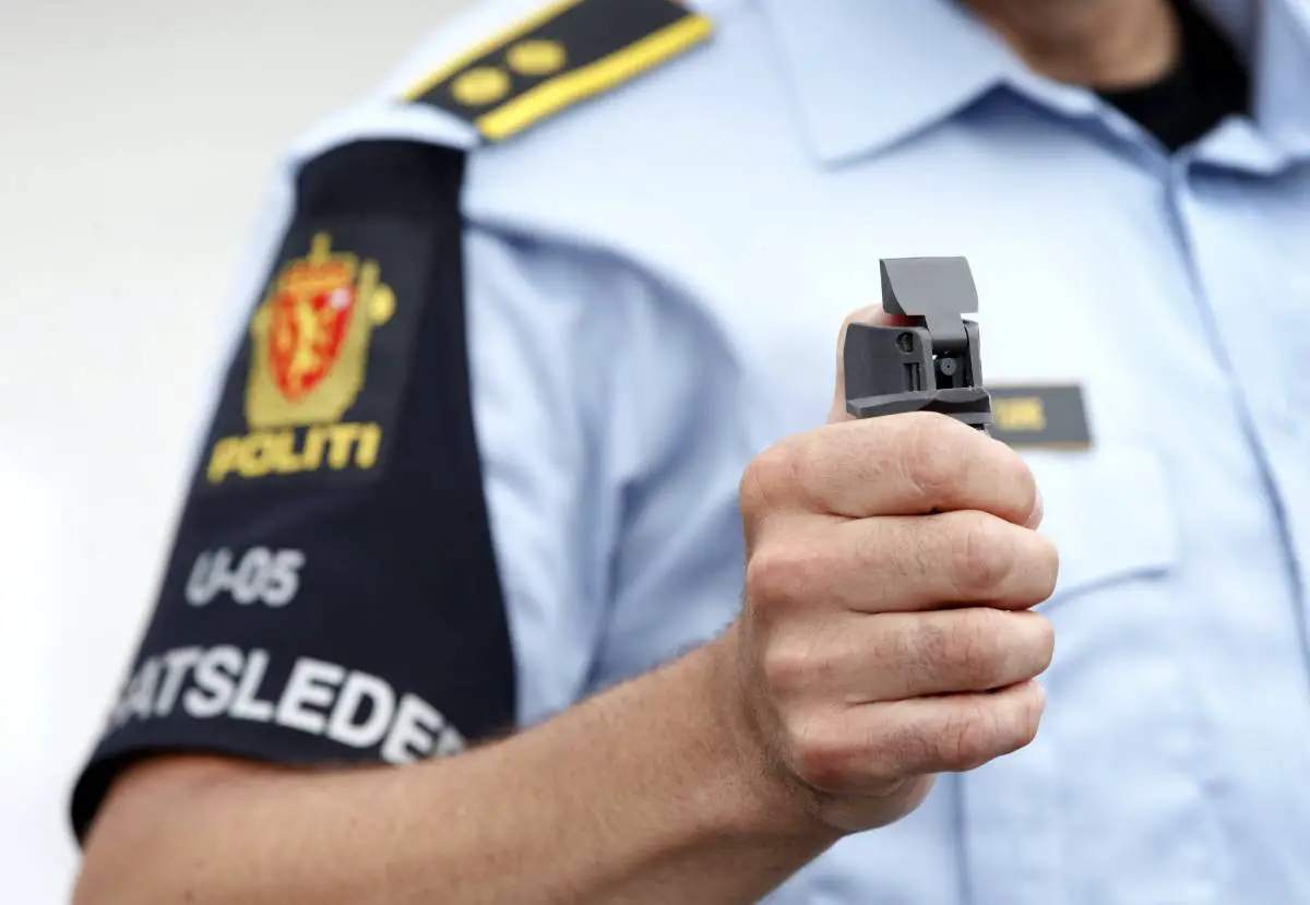 La police a dû utiliser du gaz poivré contre un homme avec un sabre à Stavanger 4 La police a dû utiliser du gaz poivré contre un homme avec un sabre à Stavanger - 3