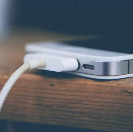 `` Une recharge totale '' ne parvient pas à charger le téléphone et corrode la batterie 17 `` Une recharge totale '' ne parvient pas à charger le téléphone et corrode la batterie - 16