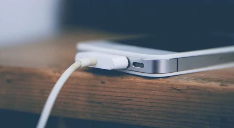 `` Une recharge totale '' ne parvient pas à charger le téléphone et corrode la batterie 4 `` Une recharge totale '' ne parvient pas à charger le téléphone et corrode la batterie - 3