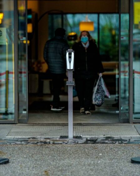 Un gardien de sécurité d'un hôtel de quarantaine à Trondheim attaqué et lui a donné des coups de pied à la tête - 28