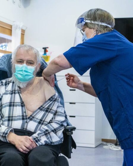 PHOTO: Roger Walter Holland, 75 ans, devient le premier Norvégien à recevoir le vaccin corona de Moderna 21 PHOTO: Roger Walter Holland, 75 ans, devient le premier Norvégien à recevoir le vaccin corona de Moderna - 20