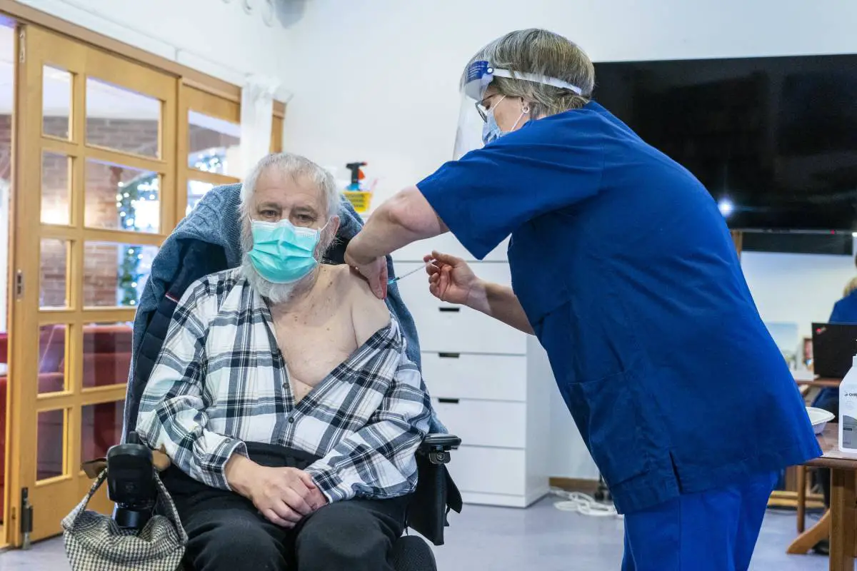 PHOTO: Roger Walter Holland, 75 ans, devient le premier Norvégien à recevoir le vaccin corona de Moderna - 11
