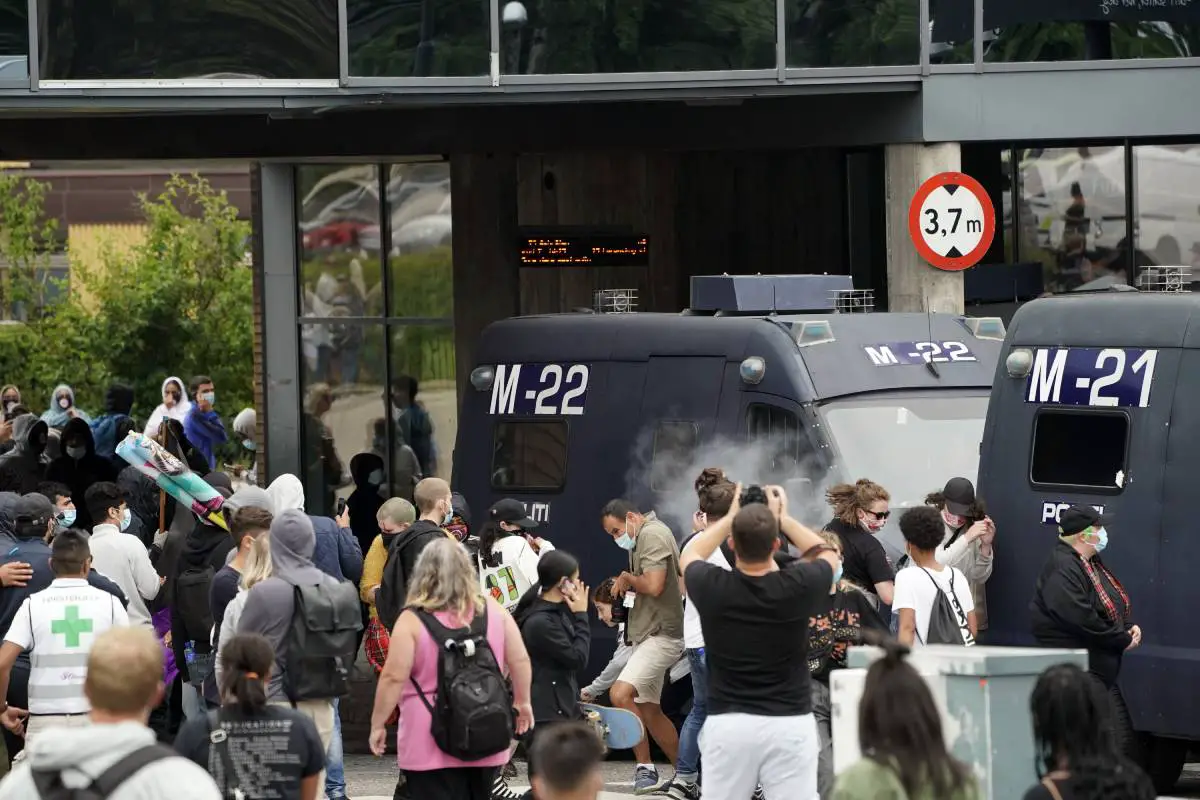 Oslo: une femme condamnée à la prison pour avoir jeté des pierres sur la police lors d'une manifestation anti-islamisation 4 Oslo: une femme condamnée à la prison pour avoir jeté des pierres sur la police lors d'une manifestation anti-islamisation - 3