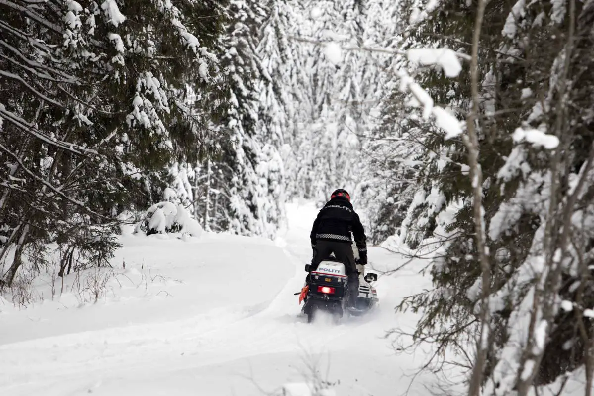 Un homme subit des blessures modérées après un accident de motoneige à Nord-Troms 4 Un homme subit des blessures modérées après un accident de motoneige à Nord-Troms - 3