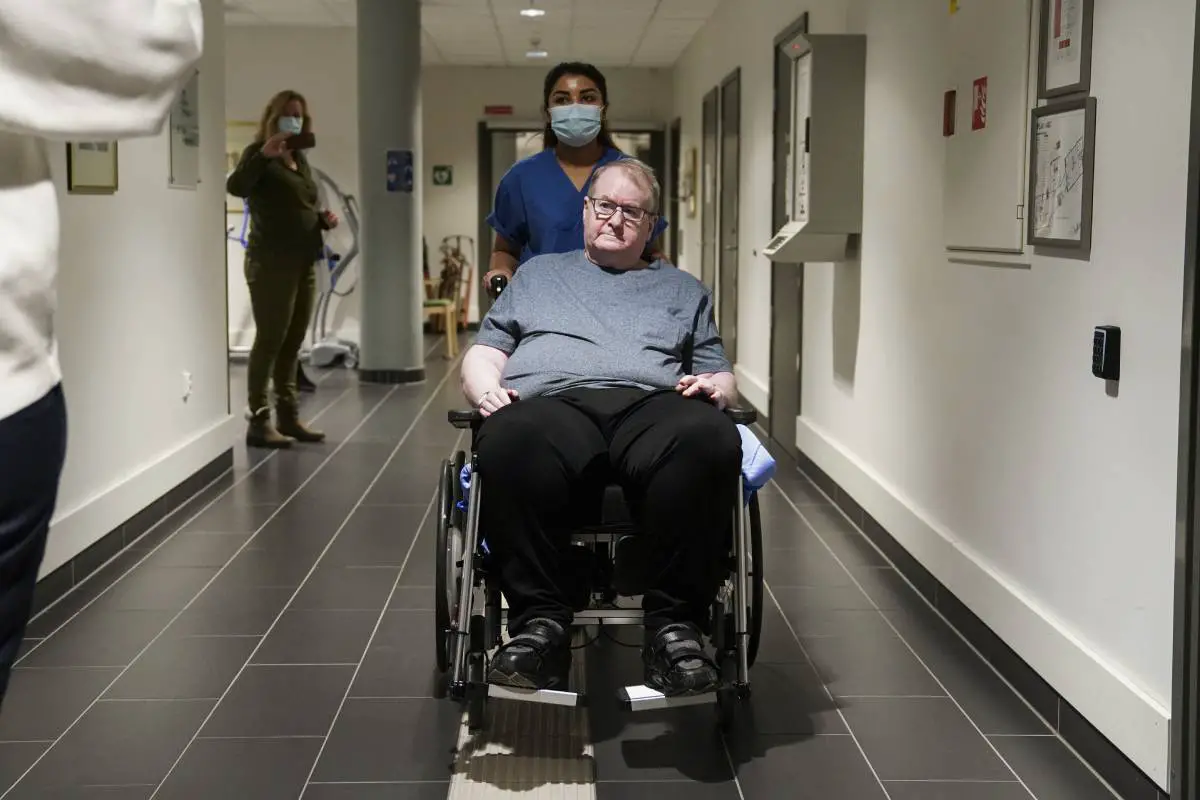 PHOTO: Svein Andersen, 67 ans, est le premier Norvégien à recevoir le vaccin corona 4 PHOTO: Svein Andersen, 67 ans, est le premier Norvégien à recevoir le vaccin corona - 3