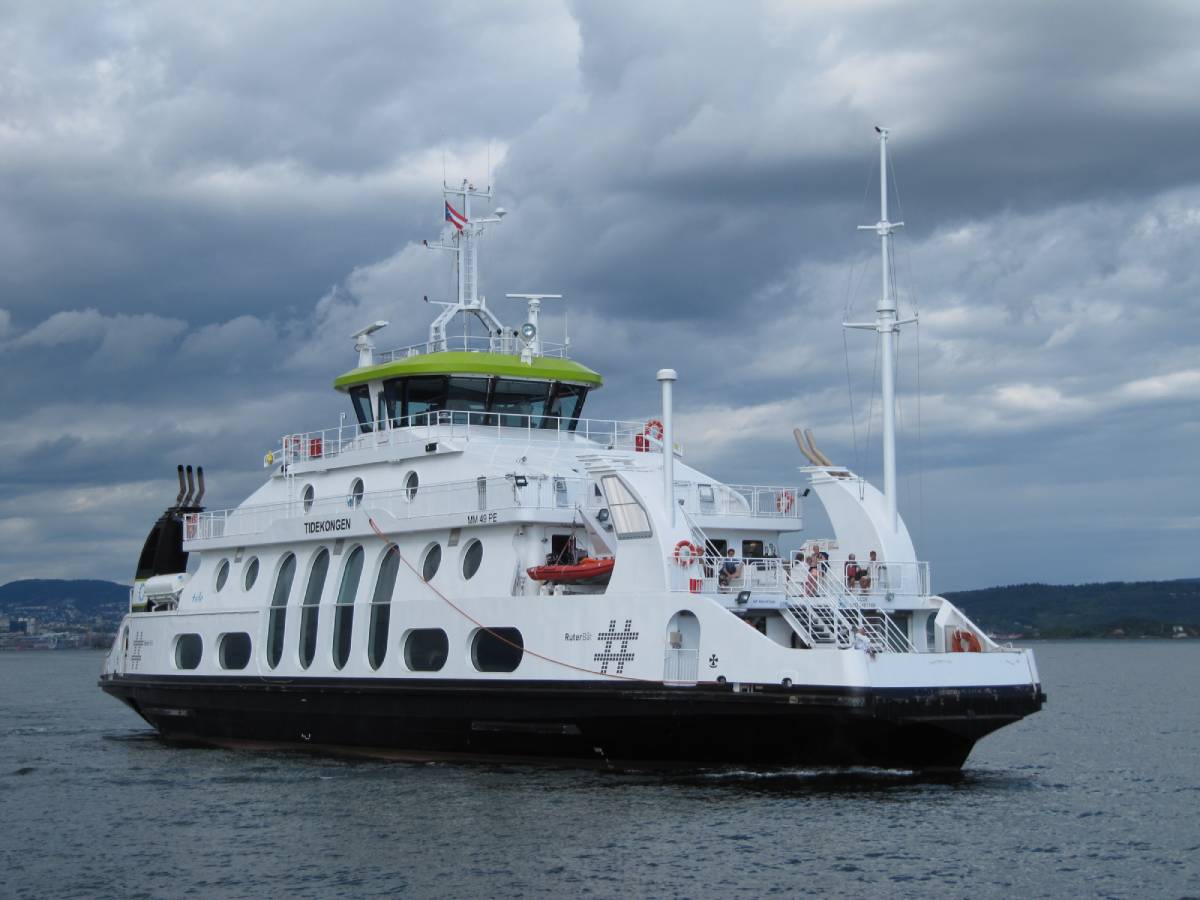 Un homme tombe dans l'eau depuis le ferry de Nesoddbåten 4 Un homme tombe dans l'eau depuis le ferry de Nesoddbåten - 3