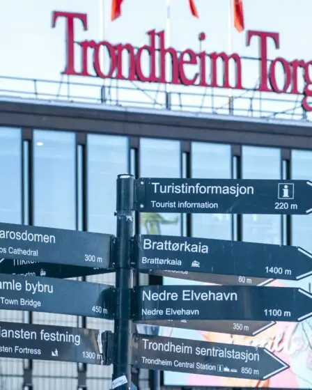 Un homme dans la vingtaine attaqué à la planche dans le centre de Trondheim 2 Un homme dans la vingtaine attaqué à la planche dans le centre de Trondheim - 1