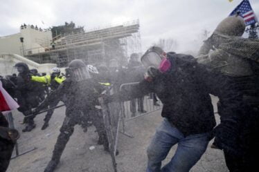 Mise à jour sur le siège du Congrès américain: images chaotiques, plusieurs personnes arrêtées, plusieurs policiers blessés - 18