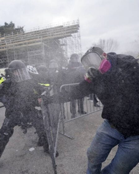 Mise à jour sur le siège du Congrès américain: images chaotiques, plusieurs personnes arrêtées, plusieurs policiers blessés - 7